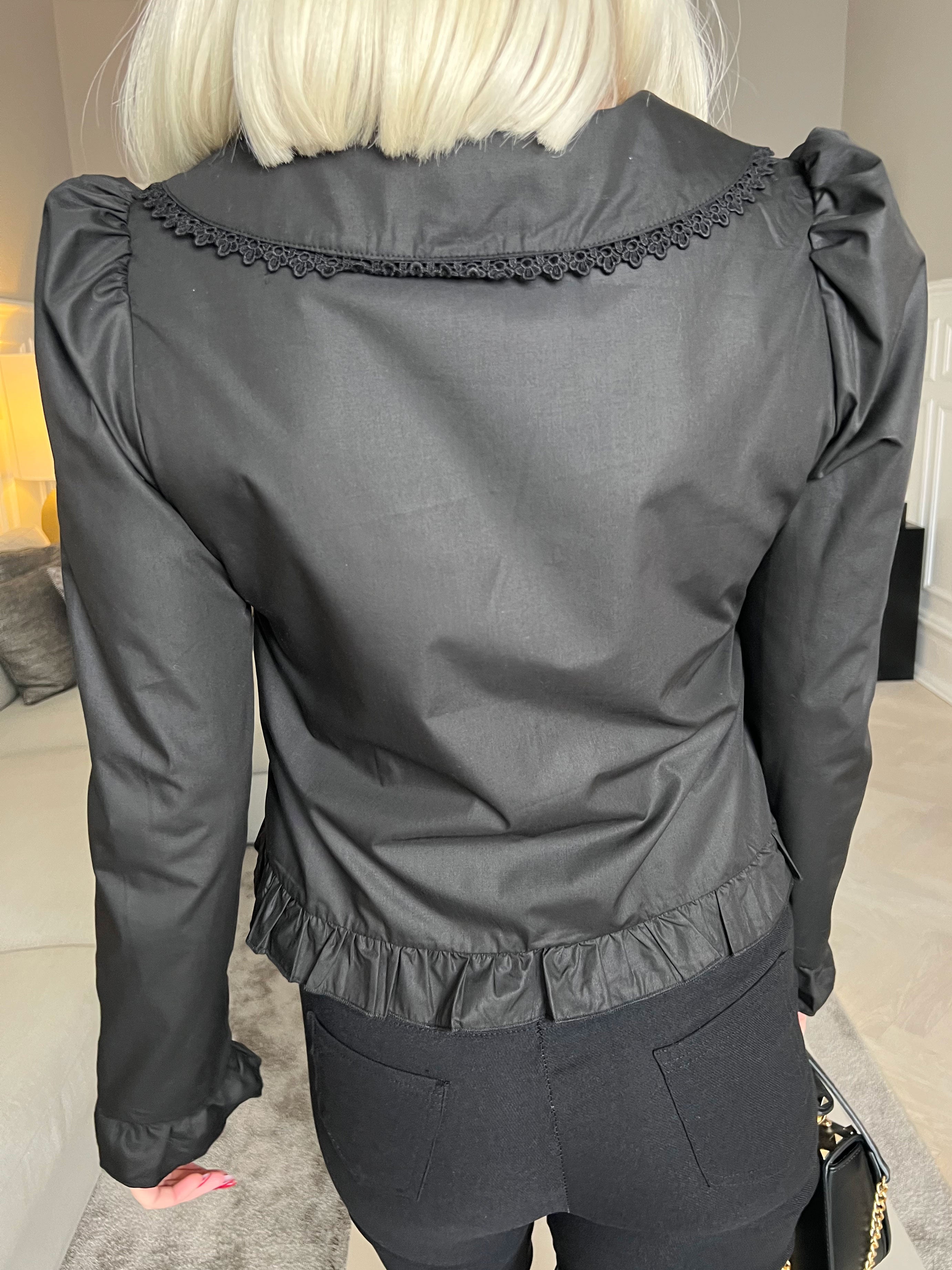 Lara - Feminin skjorte med fine flæser og broderinger